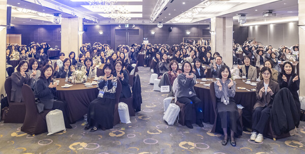 신한금융그룹은 6일 오후 서울시 중구에 위치한 로얄호텔에서 '2026 신한 쉬어로즈(SHeroes) 컨퍼런스'를 개최했다고 9일 밝혔다. 이날 행사에 참여한 진옥동 신한금융 회장과 쉬어로즈 멤버들이 기념촬영하고 있다. [사진: 신한금융그룹]