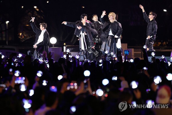 광화문 무대로 컴백한 방탄소년단(BTS). [사진: 연합뉴스]