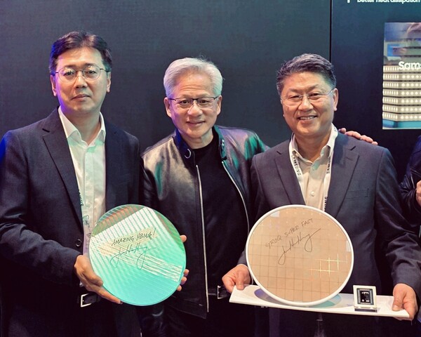(왼쪽부터) 황상준 삼성전자 메모리개발담당 부사장, 엔비디아 젠슨 황 CEO,  한진만 삼성전자 파운드리 사업부장 사장 [사진: 삼성전자]