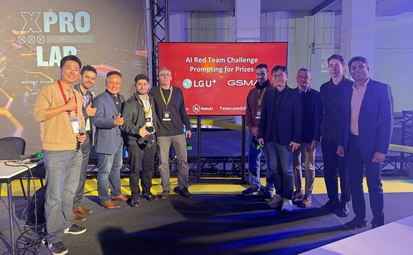 셀렉트스타, 오픈 텔코 AI 합류. MWC 현장에서 황민영 셀렉트스타 부대표(맨 왼쪽). [사진: 셀렉트스타]