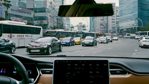 테슬라 FSD가 서울 도심 지역을 자율주행하는 모습을 묘사한 AI 이미지 [사진: Reve AI]