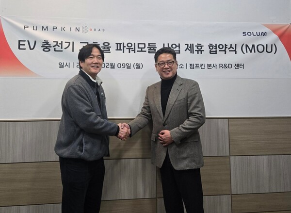왼쪽부터 펌프킨 최용길 대표이사 솔루엠 ANP 사업부 유동균 부사장. [사진: 솔루엠]
