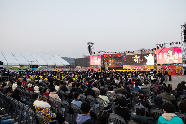 &nbsp;   Organized by the Gimhae Livestock Cooperative and supported by the city, the festival offered hanwoo at prices more than 30% below typical market rates, which proved a hit with visitors. Local produce booths and food trucks kept prices reasonable, helping ease the pinch of rising living costs. Photo shows the opening ceremony event. /Gimhae City Hall