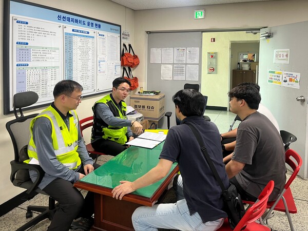 Busan Facilities Corporation has completed an intelligent response system that detects underpass flooding during the monsoon season in advance and automates vehicle control. The photo shows the flood-response field verification meeting (Sinseondae underpass rain gauge). /Busan Facilities Corporation