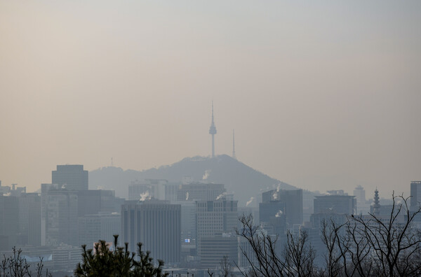 초미세먼지 농도가 나쁨 수준을 보인 10일 서울 도심이 뿌옇게 보이고 있다. /사진=뉴시스