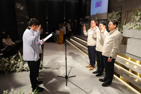 &nbsp;   A team representative took the oath before Mayor Hong Tae-yong (right), Seo Dong-shin, president of the Gimhae City Sports Council (second from right), and Ahn Seon-hwan, chairman of the Gimhae City Council (third from right) during the send-off ceremony and encouragement dinner on the 26th.