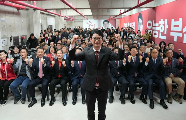 Rep. Joo Jin-woo, a candidate in the People Power Party’s Busan mayoral primary, opened his campaign office on March 28 and launched a full-scale effort to rally voters by stressing “generational change” and “strong momentum.” He energized attendees with chants of “Fighting!” /Joo Jin-woo campaign
