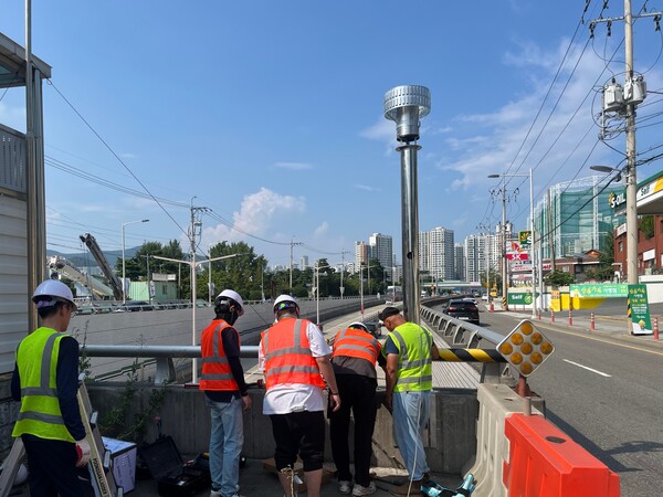 Busan Facilities Corporation has completed an intelligent response system that detects underpass flooding during the monsoon season in advance and automates vehicle control. The photo shows the flood-response field verification meeting (Sinseondae underpass rain gauge). /Busan Facilities Corporation