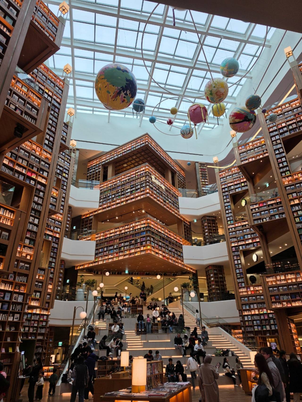 Byulmadang Library spanning floors 4 to 7 / Photo taken on site