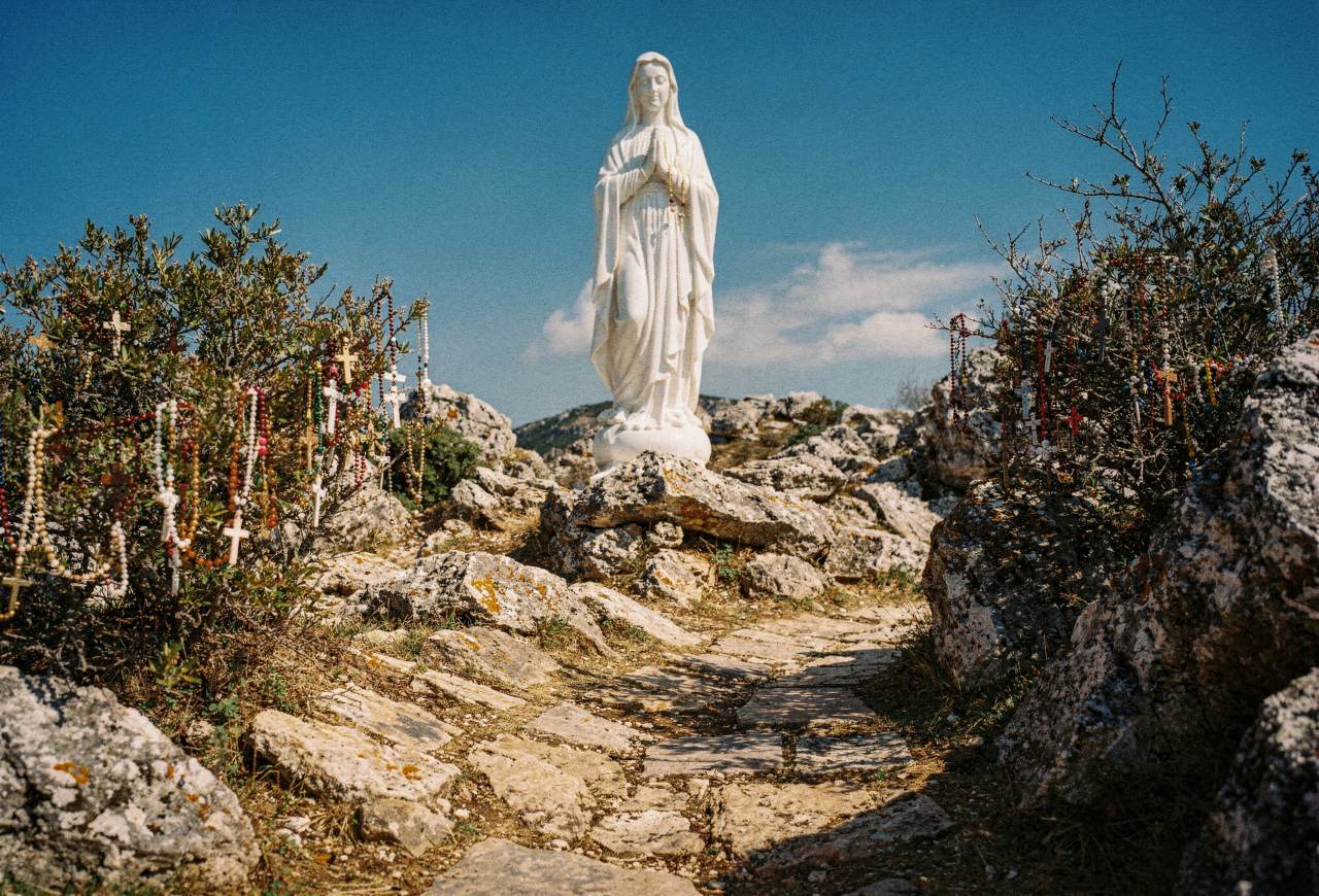 Statue of the Virgin Mary / AI-generated image to aid understanding of the article