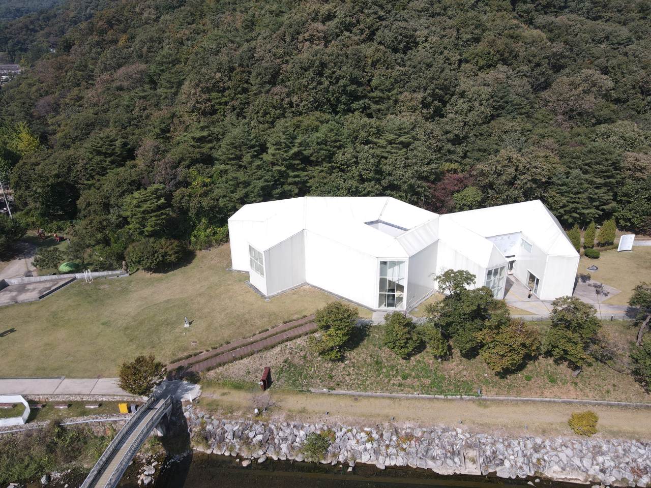 Jang Wook-jin Museum\'s white building nestled in the woods