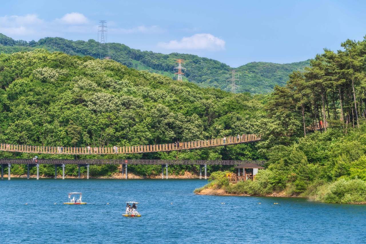Majang Lake suspension bridge / Photo: Korea Tourism Organization Photo Korea @Jeong Gyujin