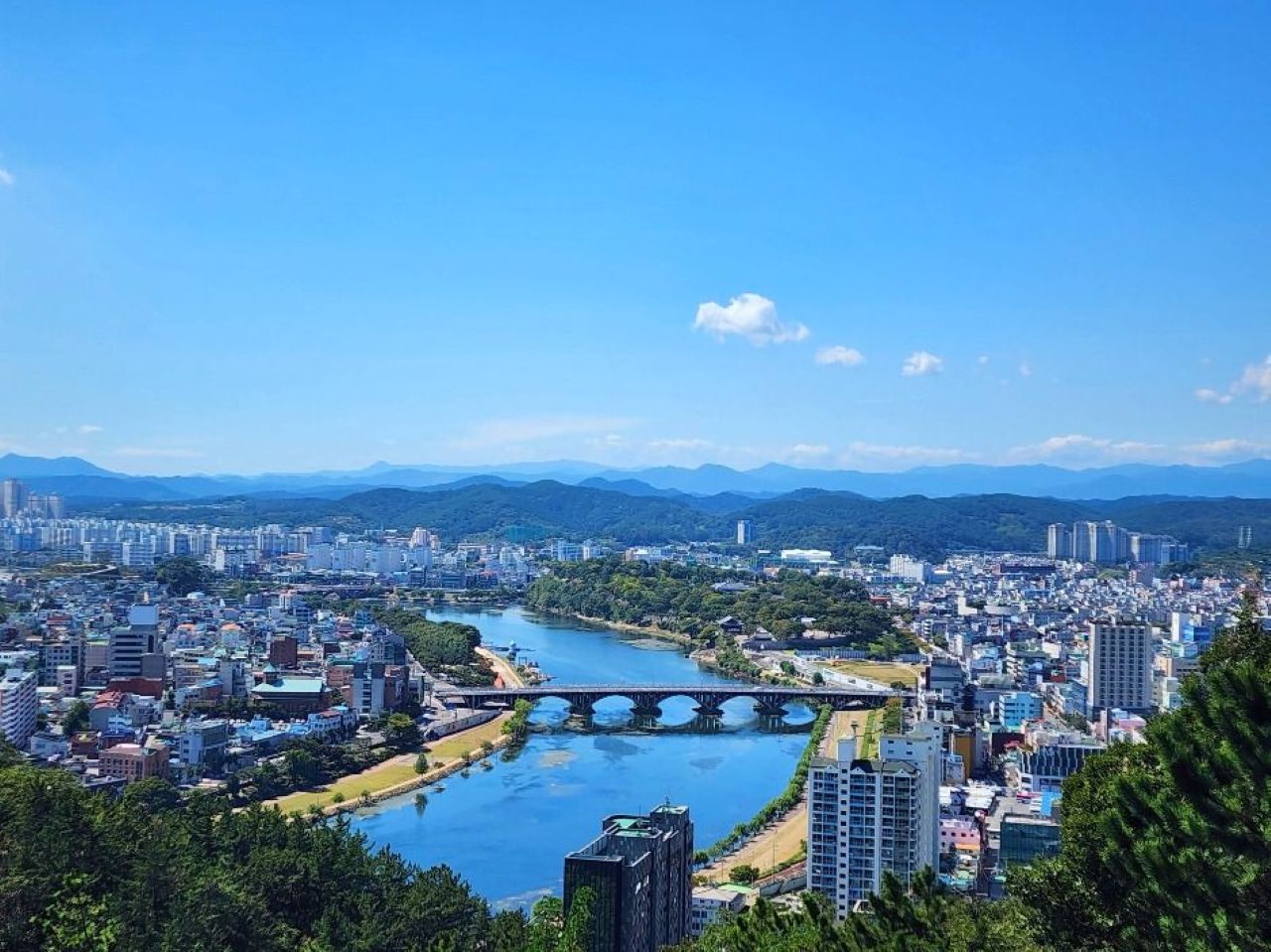 진주 남강과 시내 풍경