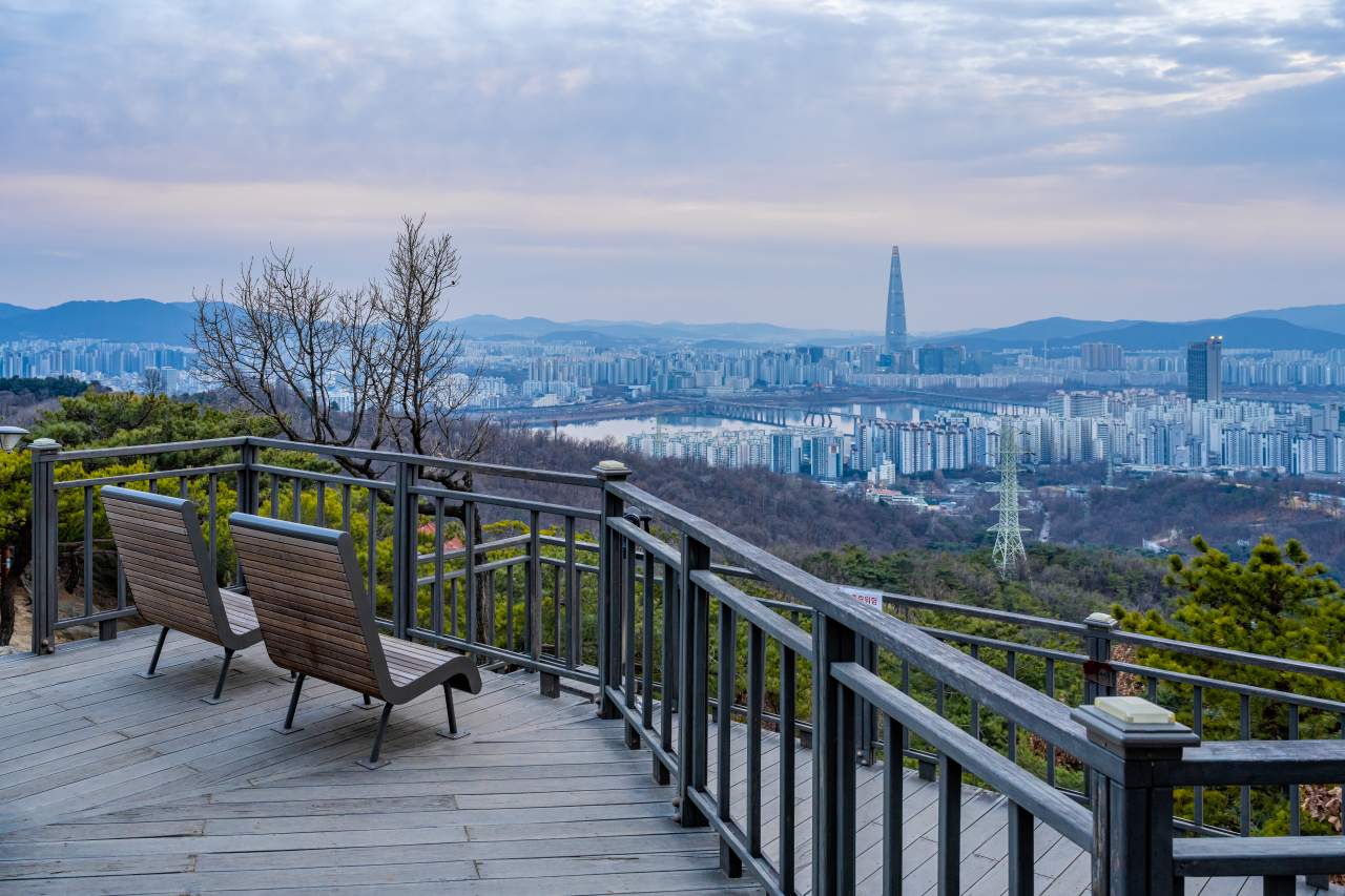 아차산 해맞이전망대에서 본 서울 전경