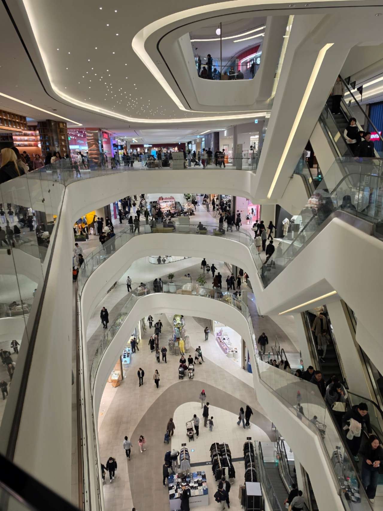 Starfield is a massive mixed-use mall with plenty to see / Photo taken on site