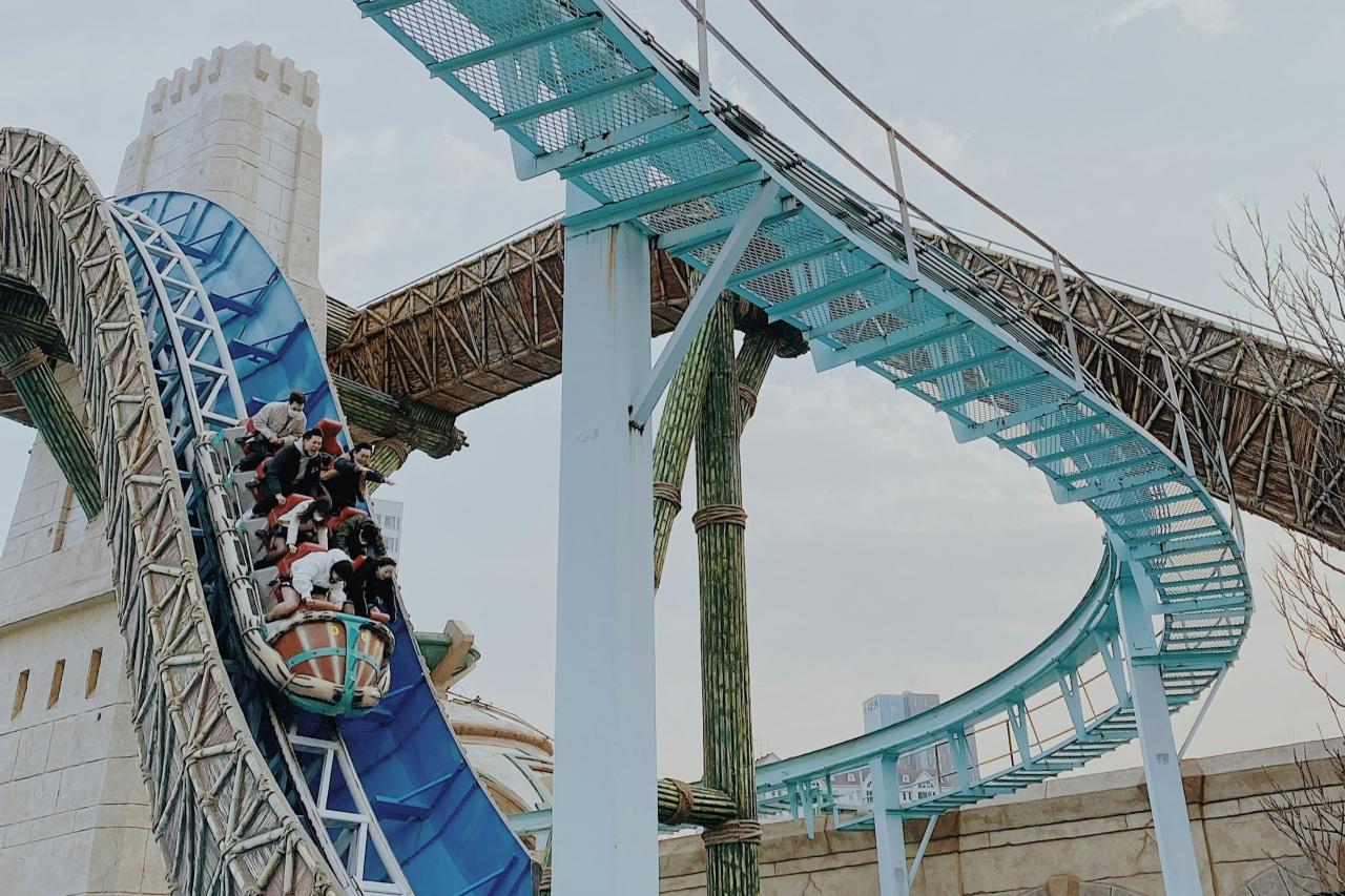 Lotte World Adventure / Photo: Unsplash @Konrad Ziemlewski
