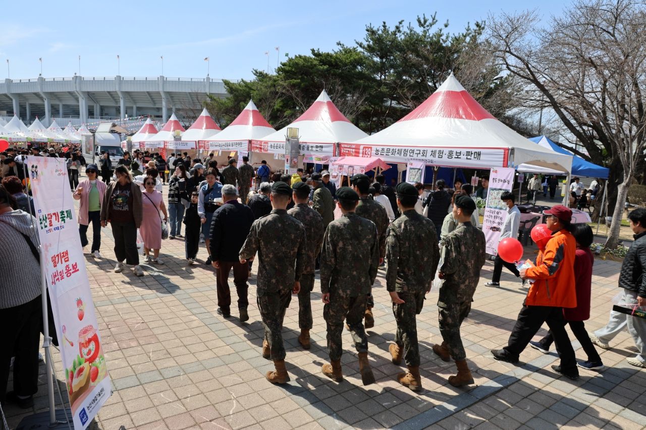 지난 2025 논산 딸기축제 현장 / 사진=제28회 논산딸기축제 공식 누리집