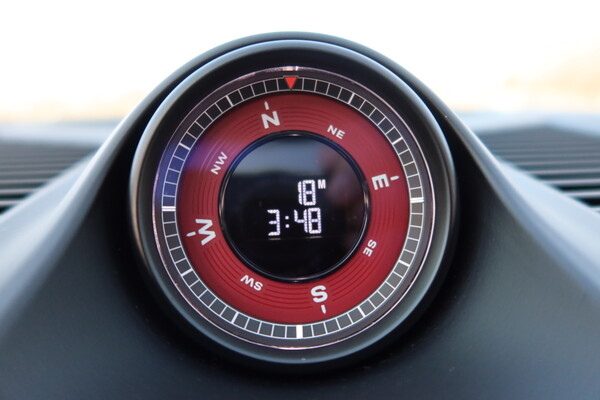 포르쉐 카이엔 S E-하이브리드 쿠페 시그니처 시계 [오두환 기자]