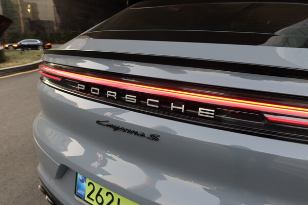 포르쉐 카이엔 S E-하이브리드 쿠페 후면 로고 부분 [오두환 기자]