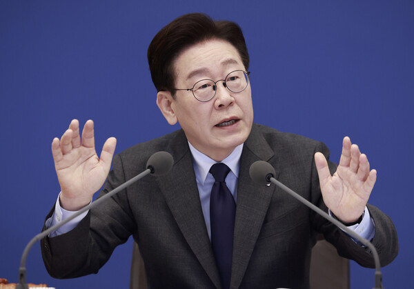 President Lee Jae-myung speaks at the Cabinet meeting held at the Blue House on the 24th. (Image–Yonhap News)