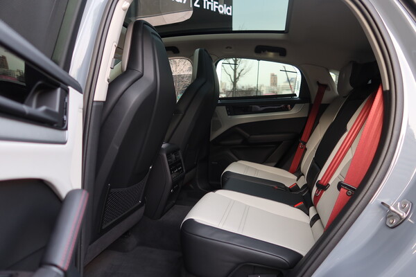 포르쉐 카이엔 S E-하이브리드 쿠페 2열 [오두환 기자]