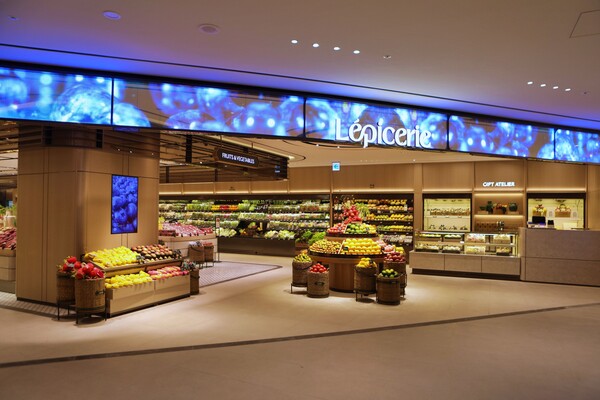 Lotte Department Store has unveiled Lepicerie—the region’s biggest premium grocer—on the B1 level of its Nowon branch. The space covers 550 pyeong (about 19,570 sq ft). Photo credit: Lotte Department Store.