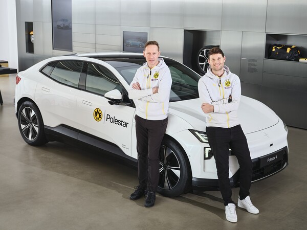 폴스타가 도르트문트 내한 행사에 차량을 지우너한다. 왼쪽부터 도르트문트 레전드 플리어어 요르크 하인리히, BVB 동아시아 스포츠 총괄 마리우스 로렌즈