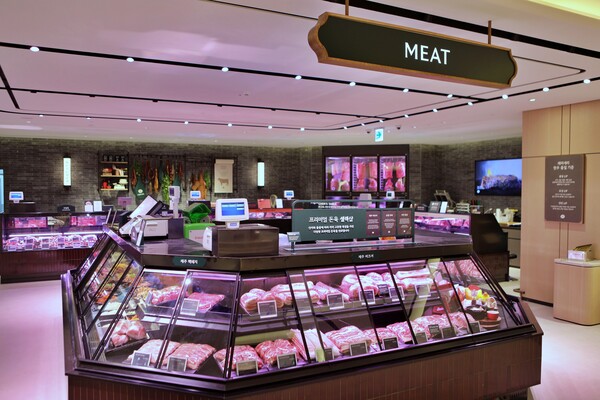 The meat counter inside Lepicerie on B1 of Lotte’s Nowon branch. This marks the first time a Korean department store has introduced a Premium Pork Select Shop with pork-only aging rooms. Photo credit: Lotte Department Store.