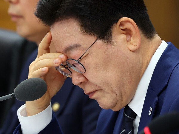 President Lee Jae-myung reviews materials at a Cabinet meeting held at the Government Complex Sejong on the 17th. (Image - Yonhap News)