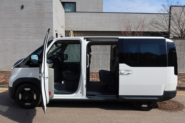 기아 PV5 패신저 도어 오픈 [오두환 기자]