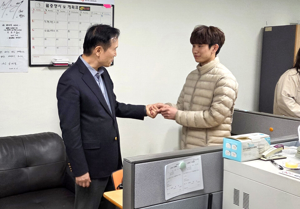 ▲ Gyeonggi Superintendent Lim Tae-hee speaks with students at Ilsan High School, a public specialized school with a long history and tradition. /Photo courtesy of the Goyang Office of Education