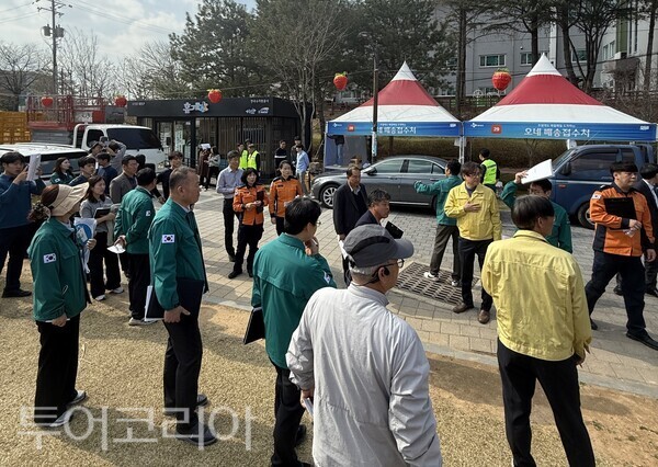 ▲논산딸기축제를 앞두고 25일 열린 충남도, 행안부, 논산시, 경찰, 소방 등 유관기관 전문가들로 구성된 합동 현장점검 모습. /사진-충남도