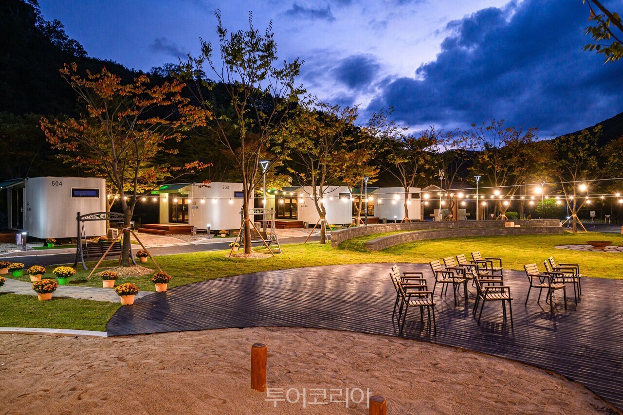 청량산 수원캠핑장의 야경 / 사진-수원시
