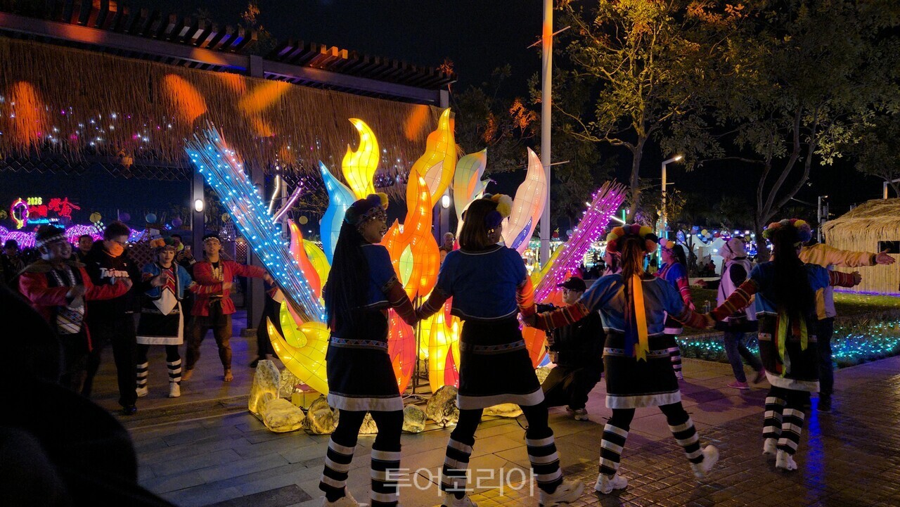 타이완등불축제에서 원주민 퍼포먼스를 하는 소공연 모습/사진-투어코리아