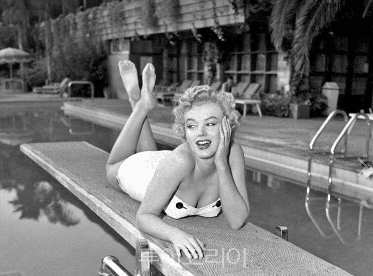 Marilyn Monroe at the Hollywood Roosevelt Hotel pool during her first magazine shoot ⓒHollywood Roosevelt /Photo courtesy of the Los Angeles Tourism & Convention Board
