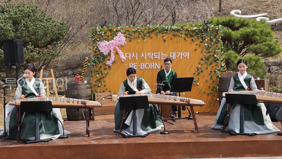 축제 흥을 돋우는 가야금 버스킹/사진=유경훈 기자