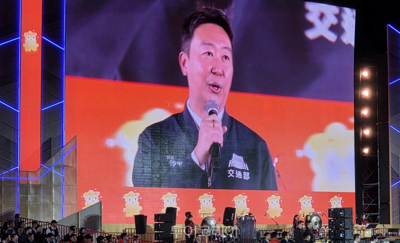 3일 열린 2026타이완등불축제 개막식에서 천스카이(陳世凱) 교통부장이 ‘미스 남타이완’ 관광 활성화 전략을 발표하고 있다 /사진-투어코리아