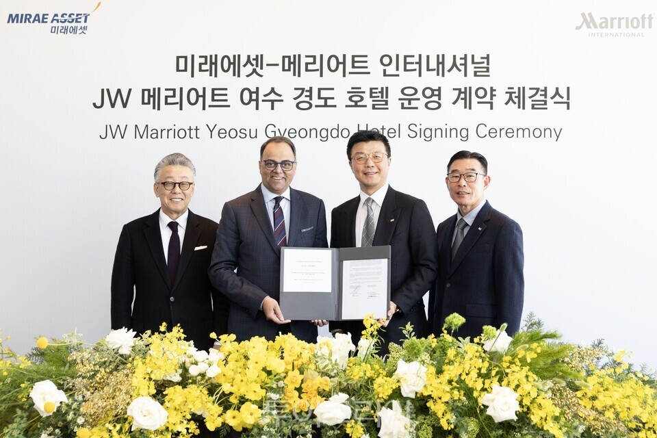 19일 서울 서초구 JW 메리어트 서울에서 열린 ‘JW 메리어트 여수 경도 호텔’ 운영 계약 체결식에서 기념 촬영을 하고 있다. (왼쪽부터)남기덕 메리어트 인터내셔널 한국·필리핀·베트남 지역 대표, 라지브 메논(Rajeev Menon) 메리어트 인터내셔널 아시아 태평양(중화권 제외) 지역 사장, 최창훈 미래에셋자산운용 부회장, 채창선 미래에셋컨설팅 대표