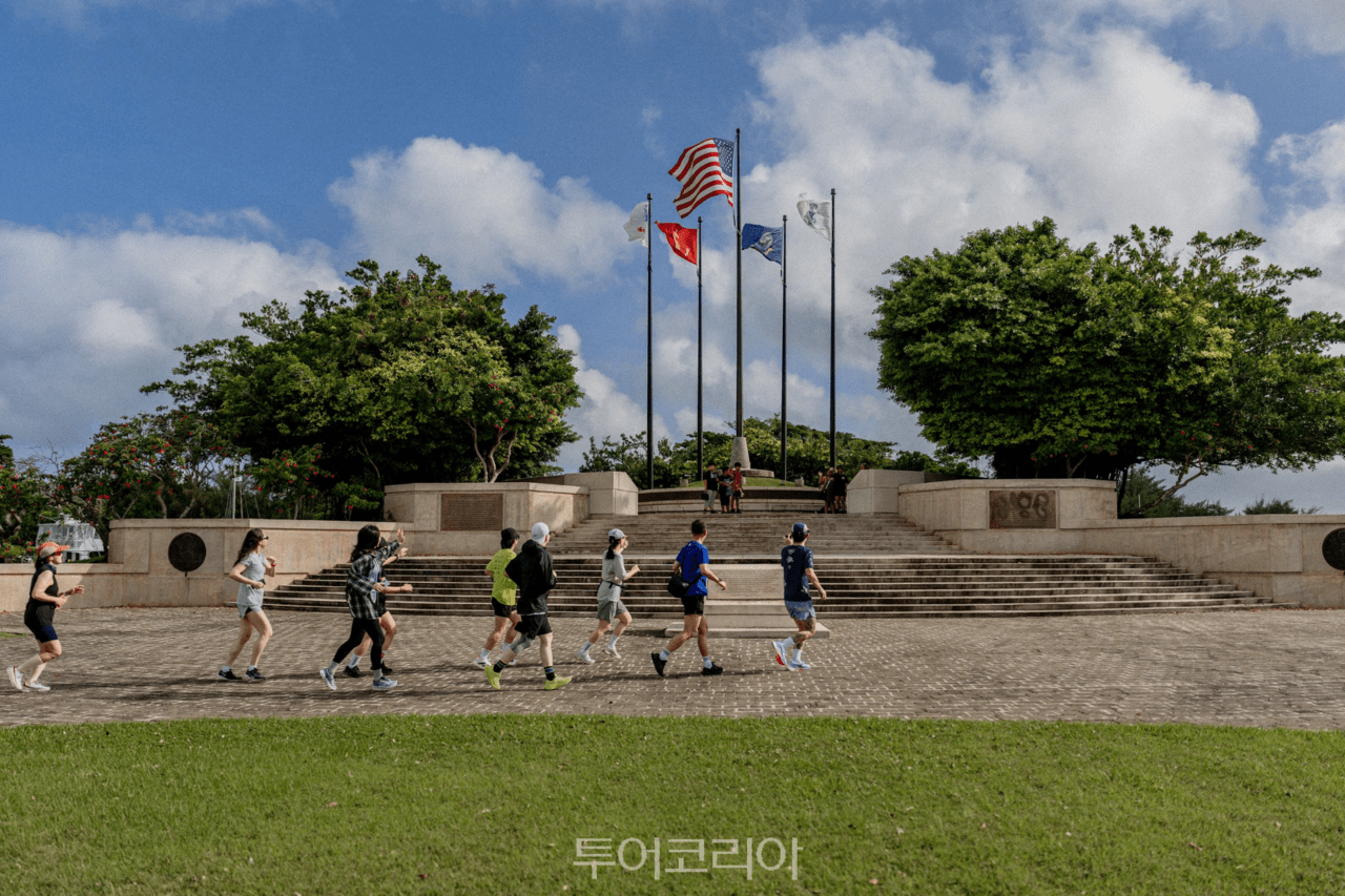 사이판 마라톤 참가자들이 쉐이크아웃 런(Shakeout Run)을 하며 아메리칸 메모리얼 파크(American Memorial Park)를 지나고 있다./ 사진- 마리아나관광청