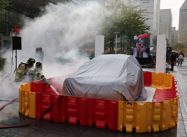 [서울=뉴시스] 배훈식 기자 = 소방대원들이 전기차 화재진압 훈련을 하고 있다. 해당 사진은 기사 내용과 관련이 없습니다. (사진=뉴시스DB) dahora83@newsis.com