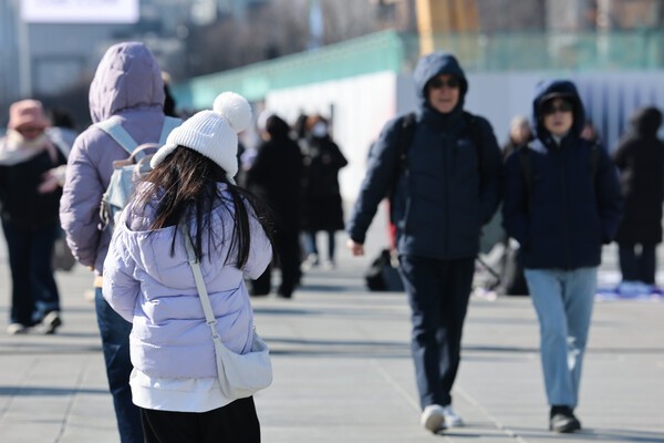 [기상속보]오늘날씨 출근길 영하권 '꽃샘추위' 큰 일교차 주의 미세먼지 수도권 '나쁨'...주말및 주간예보/아침 기온이 큰 폭으로 떨어지며 전국 대부분 지역이 영하권에 든 지난 7일 서울 종로구 광화문광장에서 외투와 모자를 착용한 시민들이 이동하고 있다. /사진=연합뉴스