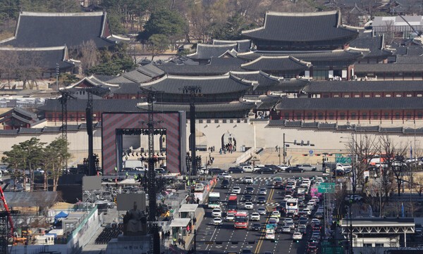 [기상속보]BTS 공연 하루 앞둔 '춘분' 오늘날씨 출근길 일교차 커 건강주의 서울 낮 14도...주말,주간 예보/그룹 방탄소년단(BTS)의 광화문 공연을 앞둔 지난 19일 서울 광화문광장에서 공연 준비작업이 이뤄지고 있다. /사진=연합뉴스