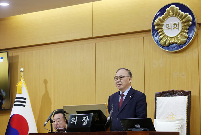 Chairman Jo Dong-sik delivering opening remarks at Seosan City Council\'s 312th extraordinary session. (Photo: Seosan City Council)
