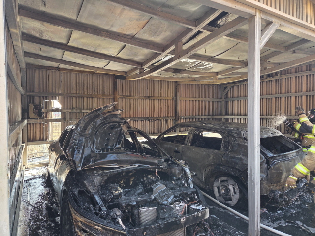 21일 오후 3시47분쯤 아산시 읍내동의 한 다세대주택 주차장에 주차된 차량에서 불이 나 신고를 받고 출동한 소방관들이 화재를 진압하고 있다.(사진=아산소방서)