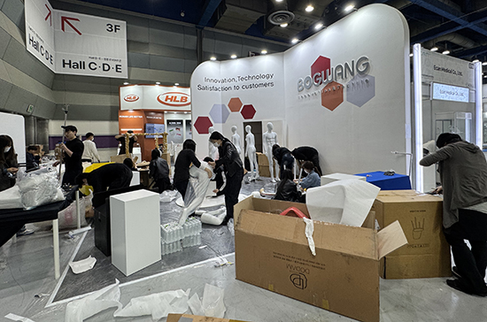 &nbsp;   Ahead of the KIMES exhibition, Keimyung University fashion marketing students set up and arranged the exhibition space at the booth. (Photo: Keimyung University)