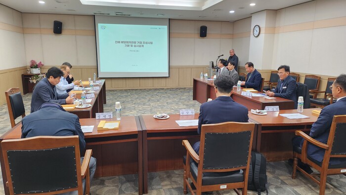On the 25th, officials held a kickoff briefing for the basic and detailed design contract of the Jinhae Marine Leisure Tourism Hub Development Project at Jinhae Marine Park Solar Park. (Photo: Gyeongnam Province)