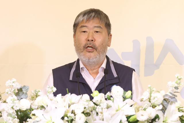 Kim Dong‑myung, chair of the Federation of Korean Trade Unions, delivers a congratulatory speech at the federation’s 80th anniversary ceremony at its Yeouido, Seoul, headquarters on the 10th. Yonhap News