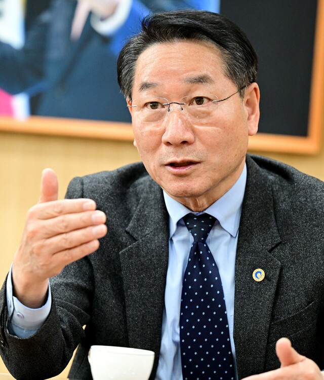 &nbsp;   Yoo Jeong-bok, Mayor of Incheon. Bridge Economy D/B