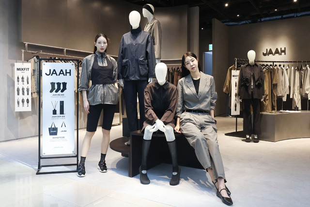 &nbsp;   JAAH, the women\'s label from Shinsegae Casa, has opened its first official store at Starfield Hanam, marking a move from online to brick-and-mortar retail. The photo shows models wearing JAAH pieces on the store\'s second floor at Starfield Hanam, introducing the newly opened shop. (Provided by Shinsegae Department Store)
