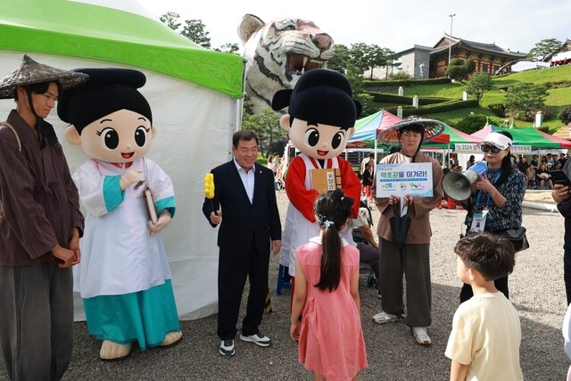Photo from the 24th Sancheong Herbal Medicine Festival. Provided by Sancheong County.